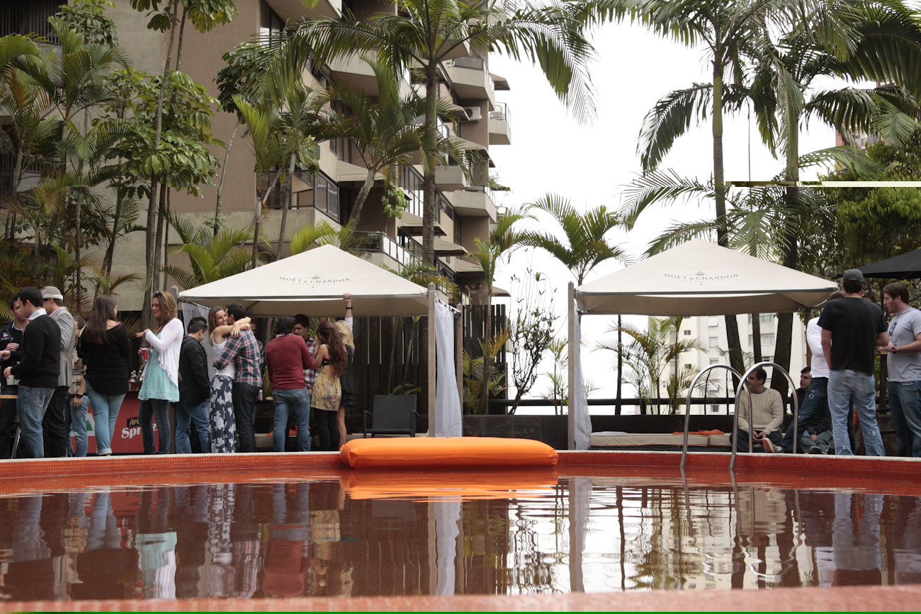 Na Cidade: Balada na piscina
