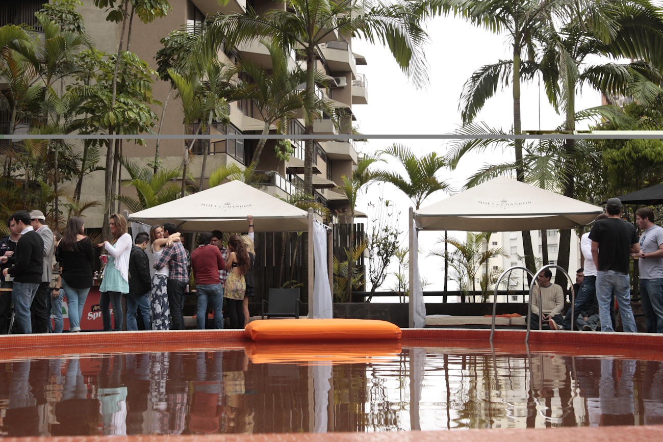 Na Cidade: Balada na piscina