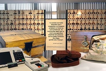 Arte: Museu Do Tribunal Superior Eleitoral ( em  funcionamento  apenas com a exposição de urnas)