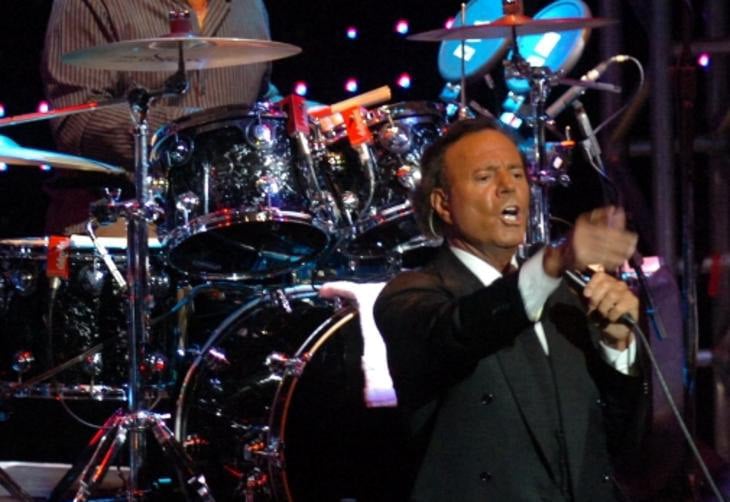 Shows: Julio Iglesias