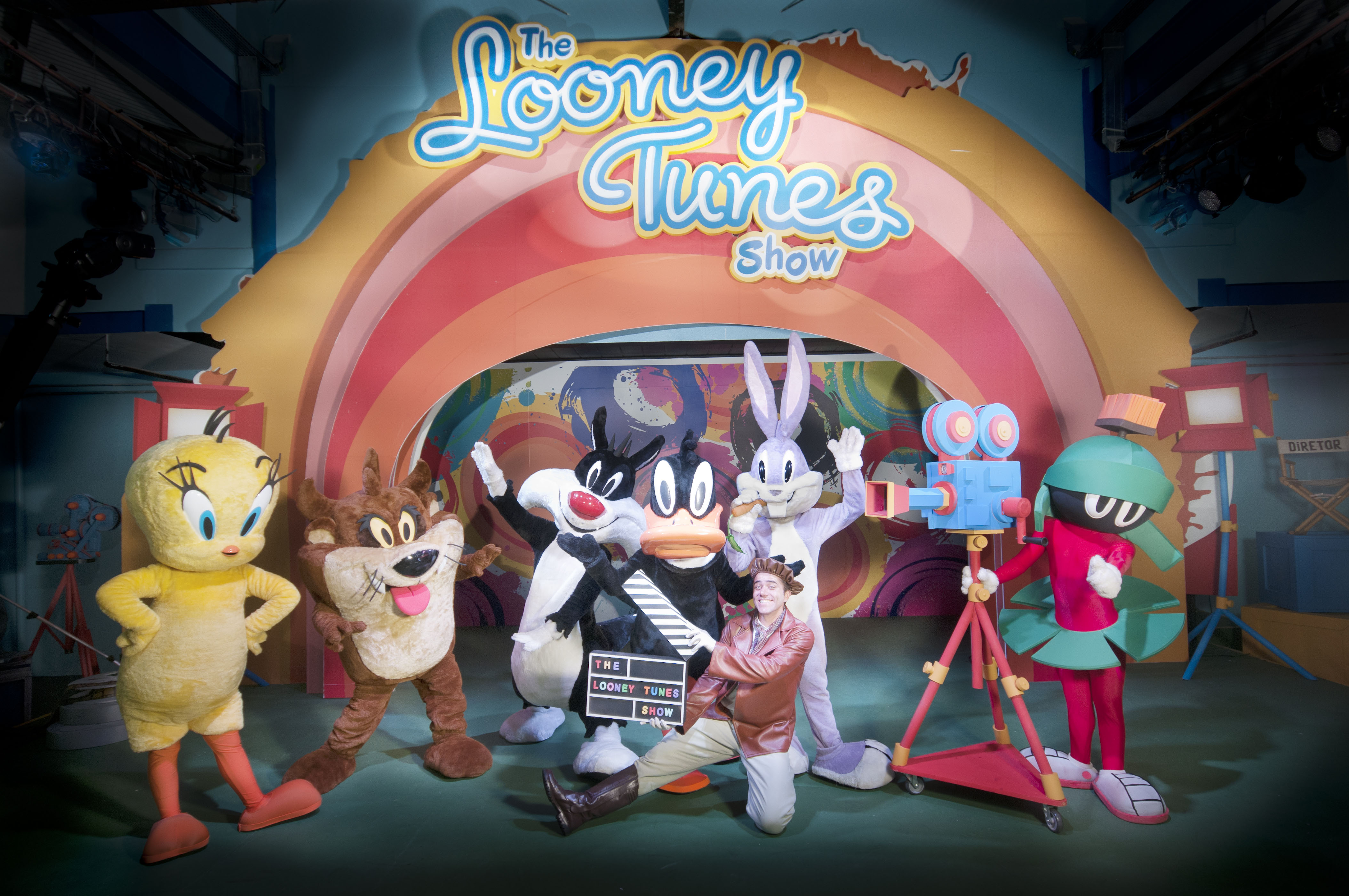 Хопи зайка. Looney Tunes show. The Looney Tunes show goes there neighbourhood на андроид. Лунитиуз шоу все персонажи. Customer service the Looney Tunes show.