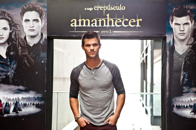 Cinema: Taylor Lautner divulga Amanhecer: Parte 2 no Brasil