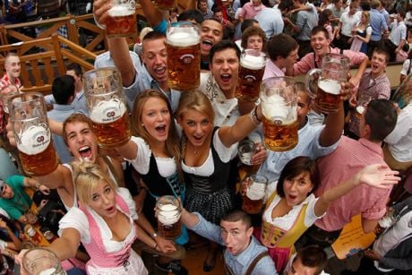 Noite: Oktoberfest de SP conta com mesas alemãs e iluminação especiais