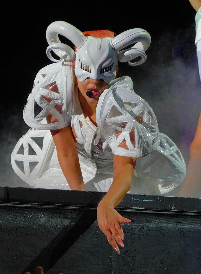 Shows: Lady Gaga retribui carinho dos fãs em show de SP