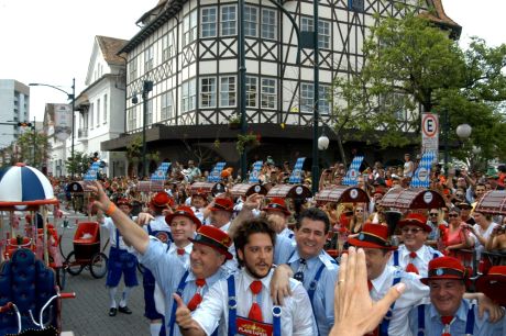 Noite: Diferença entre a Oktoberfest em São Paulo e Blumenau