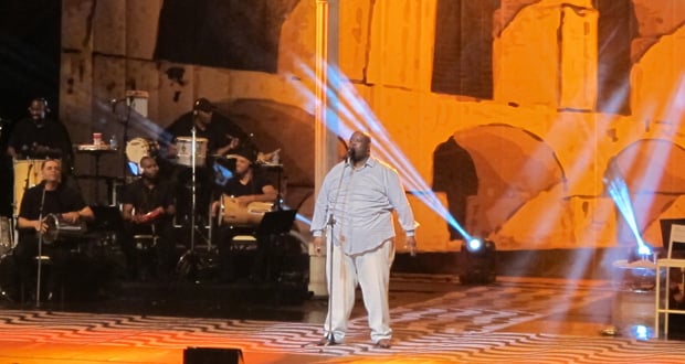 Péricles relembra sambas dos anos 1990 em show em São Paulo