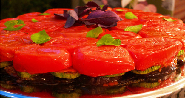 Tarte tatin de tomates com legumes e cogumelos grelhados 