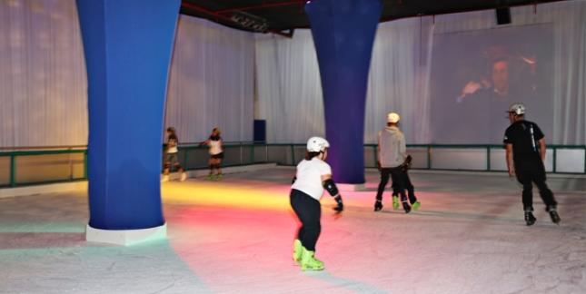 Pista de Patinação no Gelo no Golden Square Shopping