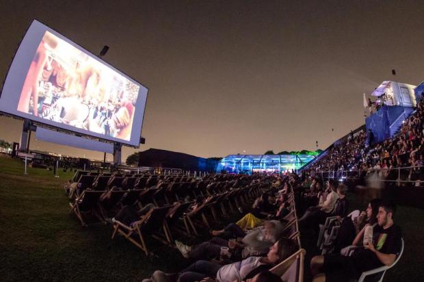 Na Cidade: Maior festival de cinema ao ar livro em Porto Alegre