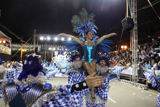Arte: Assista ao desfile das escolas de samba de Curitiba