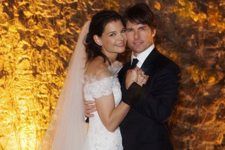 Katie Holmes usou vestido Giorgio Armani em seu casamento com Tom Cruise Créditos: Reprodução