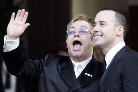 Elton John e David Furnish protagonizaram o casamento gay mais caro da história Créditos: Reprodução
