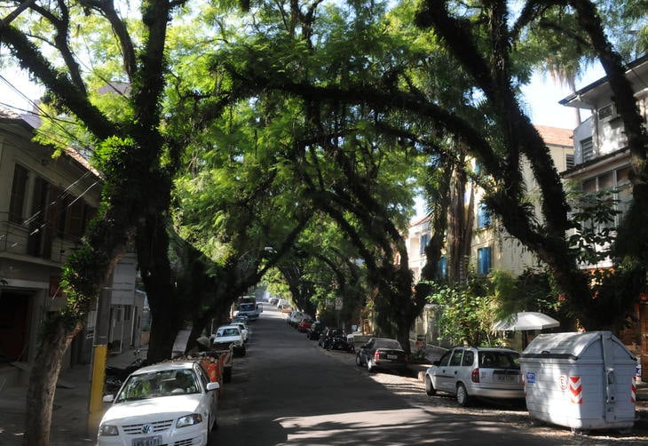 Restaurantes: Opções gastronômicas da rua Dinarte Ribeiro