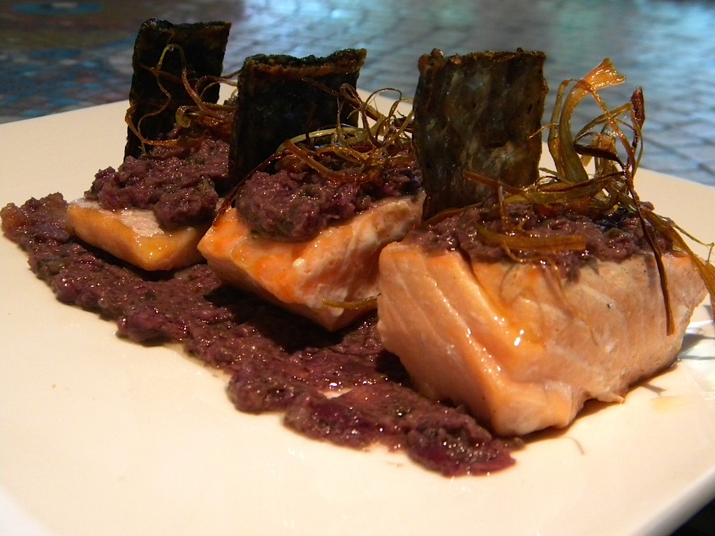 Escalibada catalana com laminas de bacalao y alli-oli