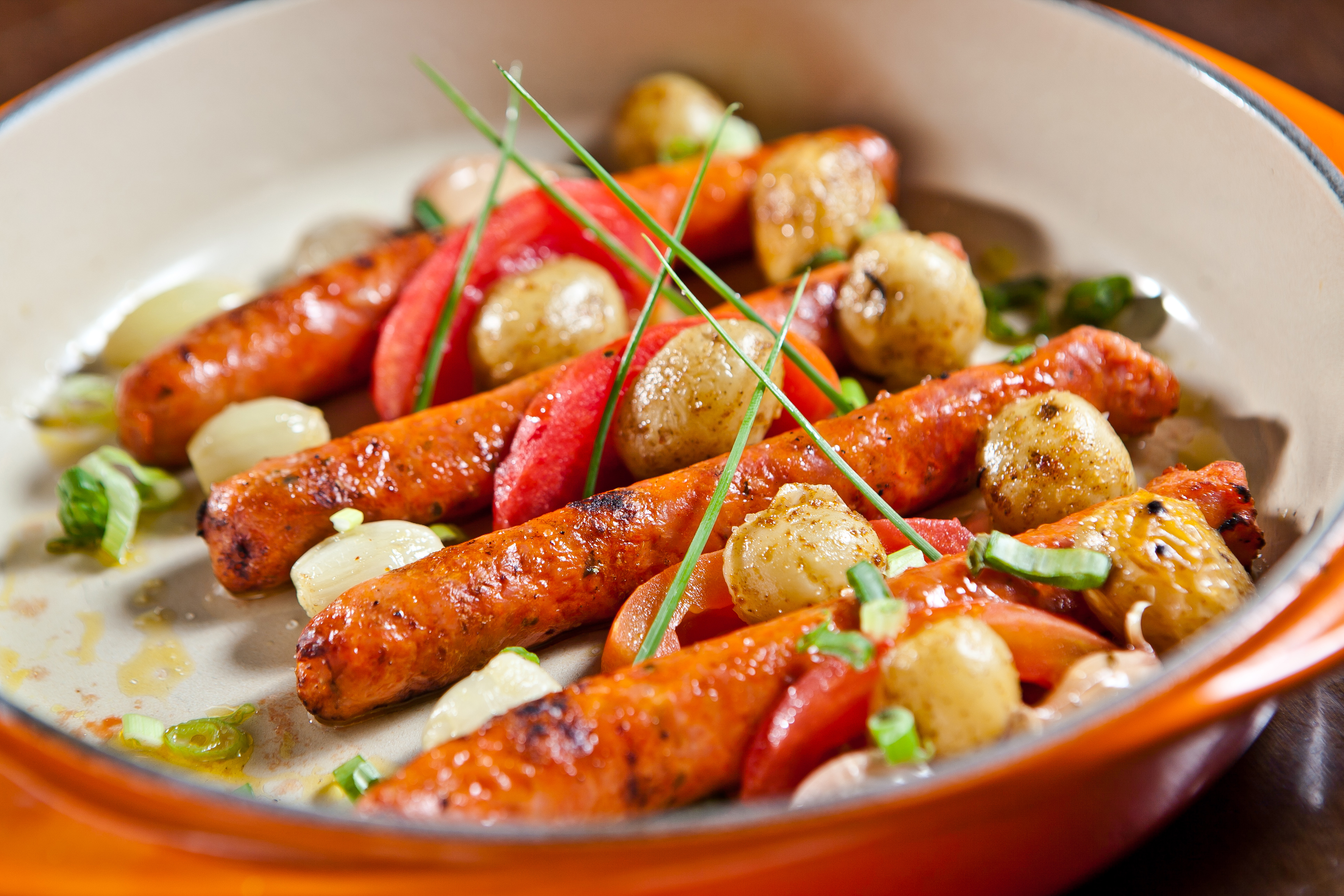 Linguiça Chistorra com tomate assado, alho e cebolinha confitada, batatinhas ao murro e ervas frescas no azeite com pão de tomate catalão e allioli