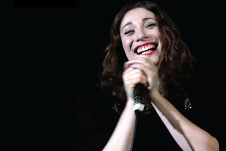 Shows: Regina Spektor encerra show sob risco de acidente