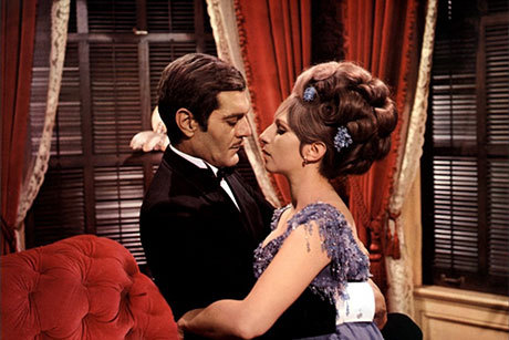 Omar Sharif e Barbra Streisand se abraçam em Funny Girl