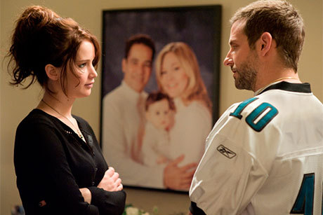 Jennifer Lawrence e Bradley Cooper se olham em cena de O Lado bom da Vida