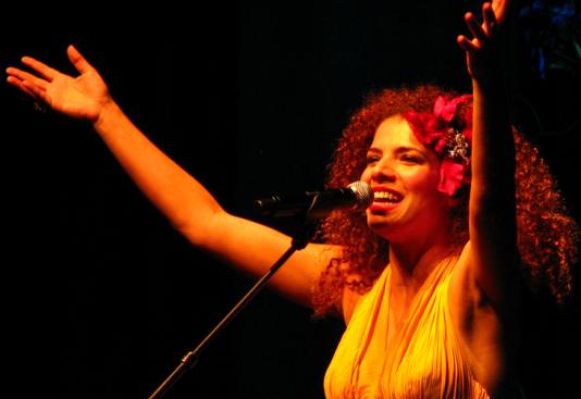 Na Cidade: Vanessa da Mata canta Tom Jobim