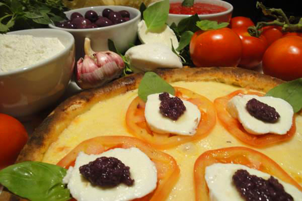 Pizza Caprese da pizzaria A Esperança