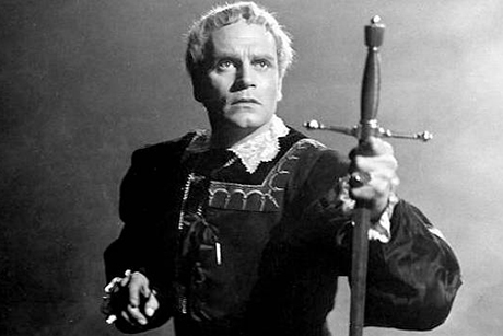 Laurence Olivier segura uma espada