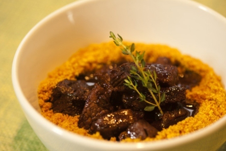 Dados de entrecot ao molho de vinho do Porto e chocolate com polenta mole e farofa de ervas do Cumbuca