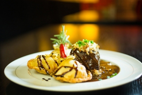 Filé mignon em crosta de pinhão ao molho oriental com pastel de pera e queijo roquefort do Lobby 514