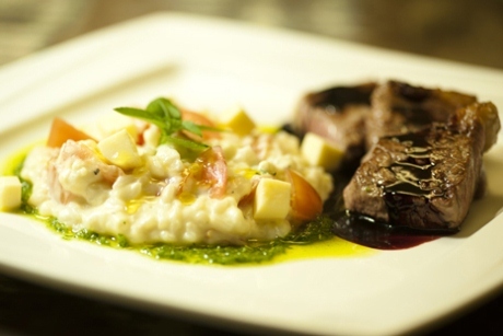 Risoto de confit de tomate, queijo coalho e manjericão com escalope de picanha ao demi-glace do Mão Santa Pub