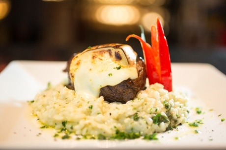 Filé angus com camembert, tomates secos e risoto de espinafre da Vinum