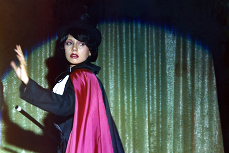 Cena de C&eacute;line e Julie V&atilde;o de Barco, de Jacques Rivette