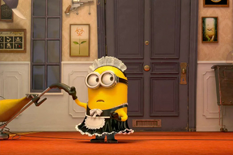 Minion vestido de faxineira em cena de Meu Malvado Favorito 2