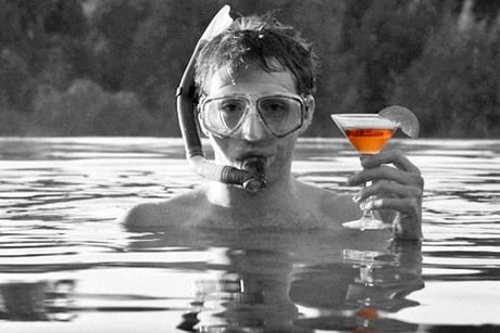 Homem de snorkel segura copo de martini em piscina, na cena de Muito Barulho Por Nada