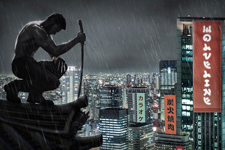 Wolverine, ajoelhado, segura uma espada sobre um telhado com prédios japoneses ao fundo