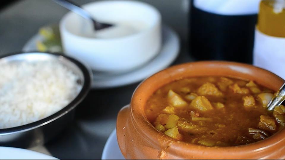 Carne de panela com purê de banana e arroz branco