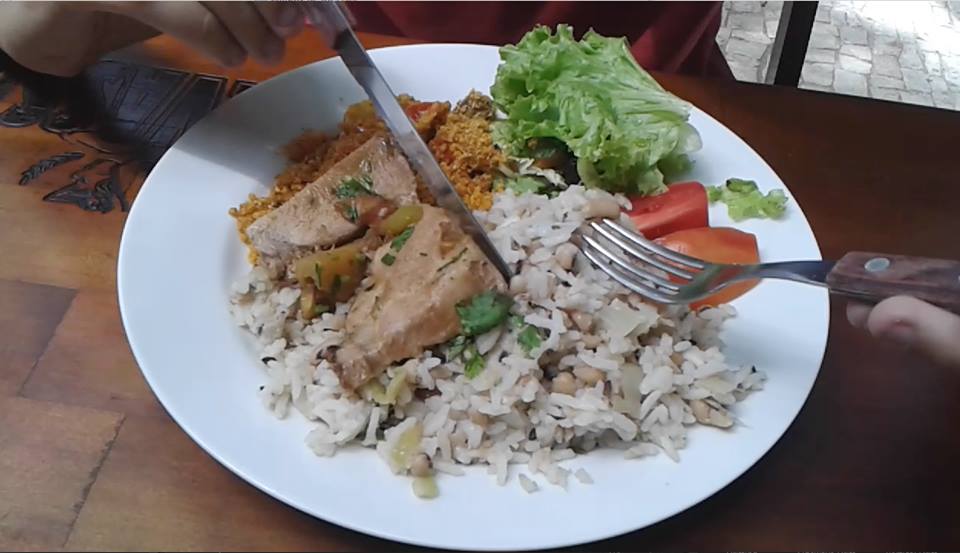 Pernil com arroz, farofa e baião