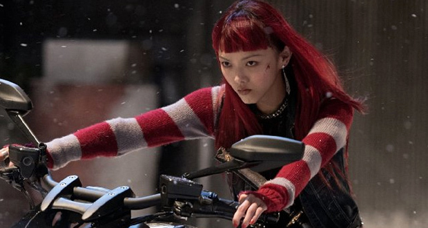 Rila Fukushima em moto, com blusa listrada e cabelos vermelhos. Wolverine Imortal