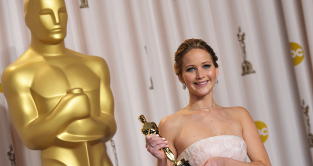 Jennifer Lawrence posa com o Oscar