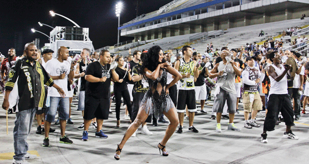 Viagens: Ensaios Técnicos das Escolas de Samba para o Carnaval 2014