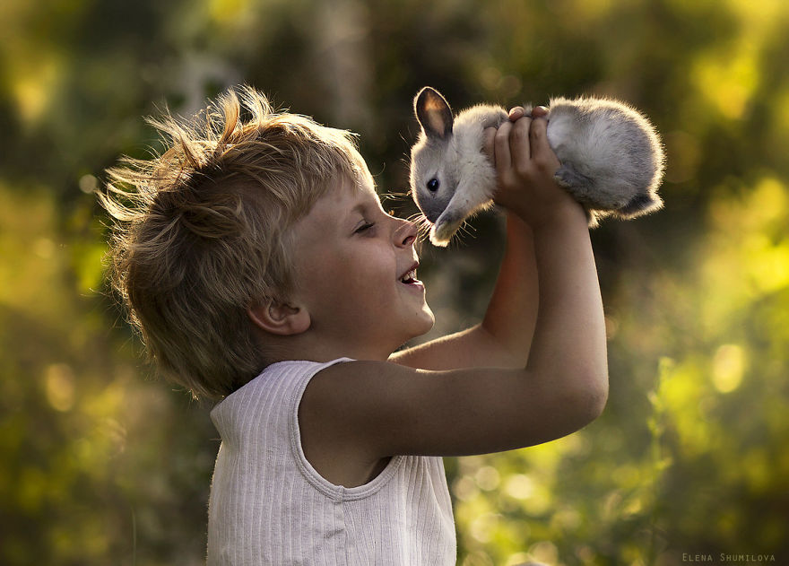 Mãe russa tira lindas fotos de seus dois filhos com animais na floresta