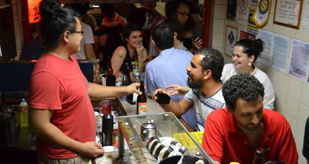 Botecão japonês tem cardápio de bar tradicional oriental  