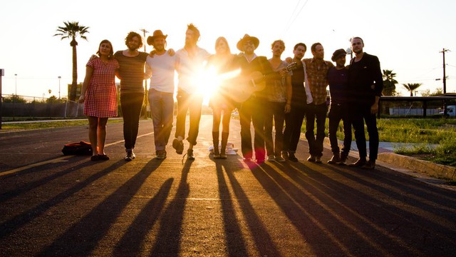 Shows: Edward Sharpe and the Magnetic Zeros lança o clipe de "All Wash Out"