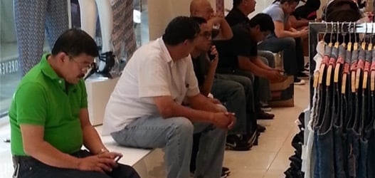 Por que os homens odeiam acompanhar as namoradas nas compras do shopping?