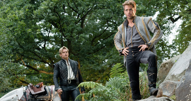 Billy Magnussen e Chris Pine em Caminhos da Floresta