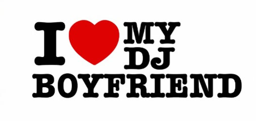 As vantagens e desvantagens de namorar um DJ