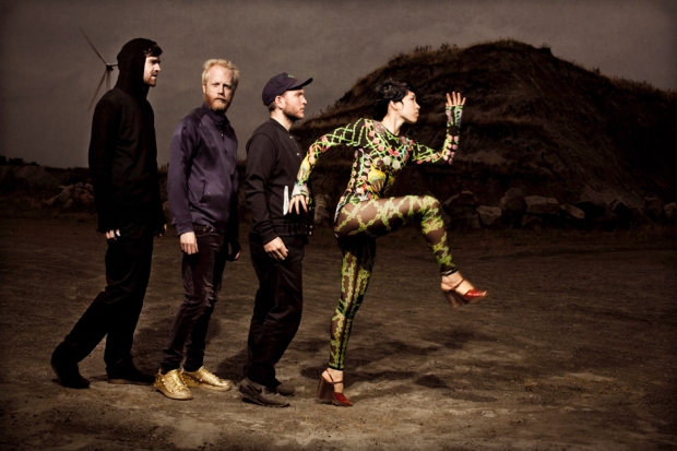 Little Dragon faz o mais do mesmo em "Klapp Klapp"