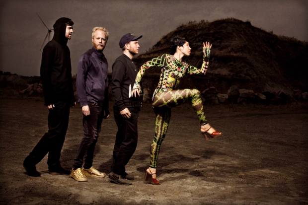 Shows: Little Dragon faz o mais do mesmo em "Klapp Klapp"