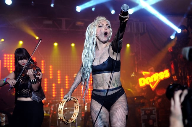 Lady Gaga toma banho de vômito em nome da arte no SXSW