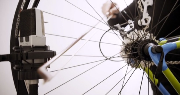 Teatro: Violonista faz música com peças de bicicleta
