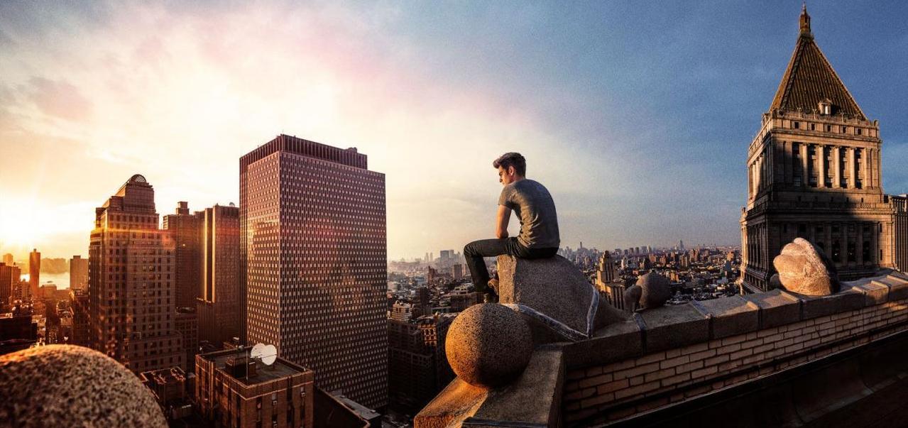 Andrew Garfield e vista panorâmica em O Espetacular Homem-Aranha 2