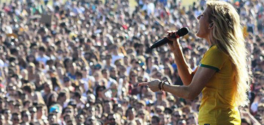 Shows: Ellie Goulding faz show apaixonante com batuques e rock n roll
